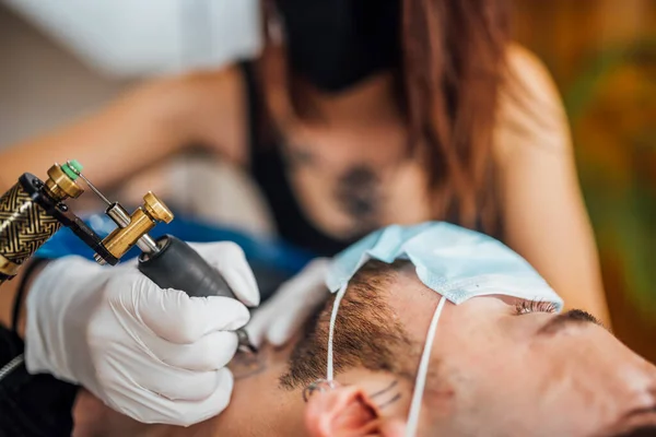 Veiligheid Tatoeëren Tijdens Een Coronaviruscrisis Tattoo Kunstenaar Tatoeëren Client Met — Stockfoto