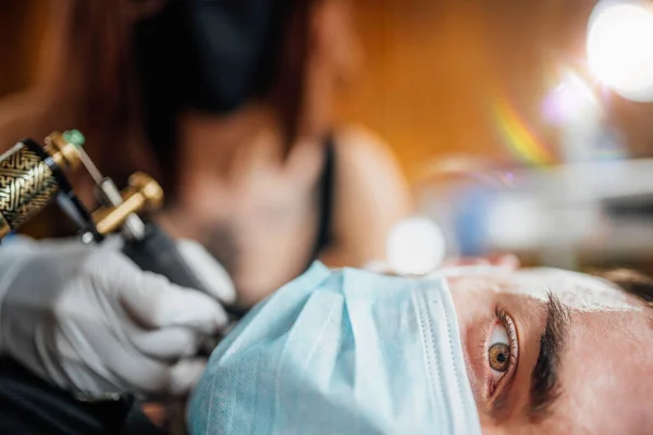 Kvinna Tatuering Artist Tatuering Mans Arm Studio — Stockfoto