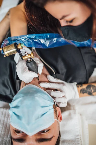 Tatuering Säkerheten Koronaviruskrisen Tatueringskonstnär Tatuering Klient Med Handskar Och Ansiktsmask — Stockfoto