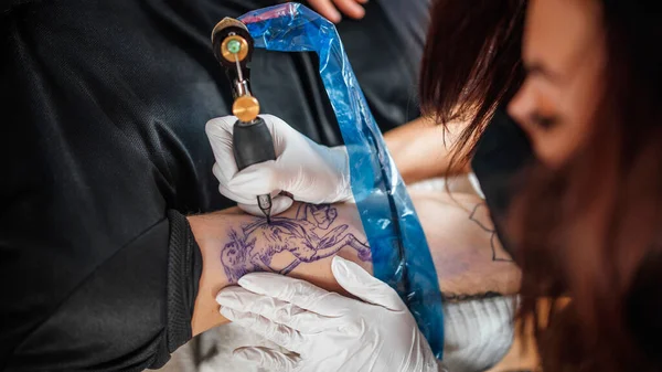 Κάτοψη Του Γυναικείου Τατουάζ Master Τατουάζ Mans Χέρι Ένα Στούντιο — Φωτογραφία Αρχείου