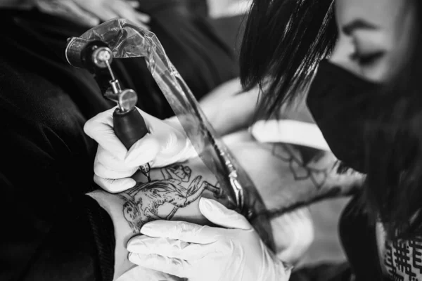 Vue Dessus Tatouage Maître Femme Tatouant Mans Bras Dans Studio — Photo