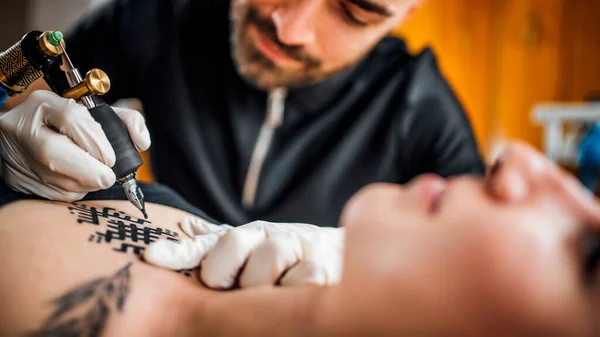 Man Tatuering Konstnär Tatuering Ung Kvinna Tatuering Studio — Stockfoto