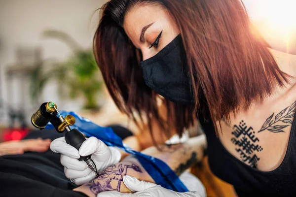 Segurança Tatuagem Durante Crise Coronavírus Tatuagem Artista Tatuando Cliente Com — Fotografia de Stock