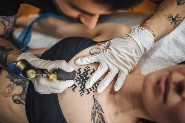 Tatuaje Masculino Artista Tatuando Mujer Joven Estudio Tatuaje — Foto de Stock