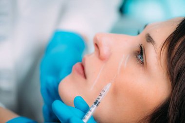 Deri Doldurucu Yüz Tedavisi. Yaşlanma karşıtı kavram.