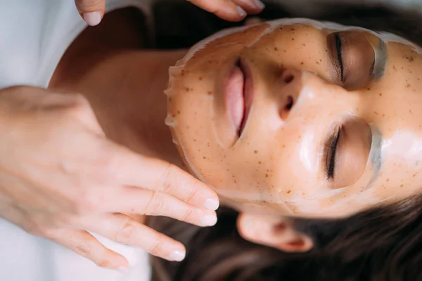 Masque Visage Femme Avec Soin Peau Dans Salon Beauté — Photo