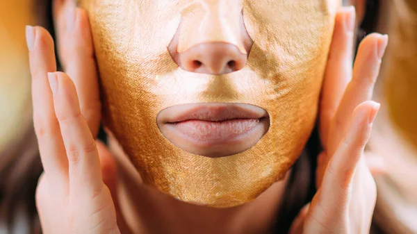 Woman Gold Face Beauty Mask — 스톡 사진
