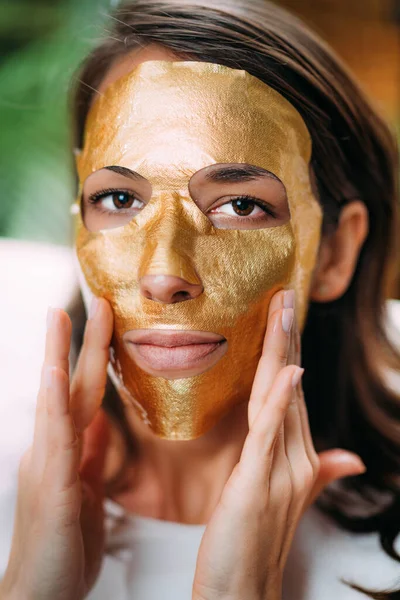 Vrouw Met Gouden Gezicht Schoonheid Masker — Stockfoto