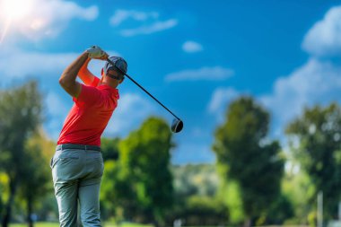 Golf oynamak, güzel bir gün, mavi gökyüzü arka planı