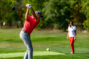 Genç bir çift golf tatiline çıktı.