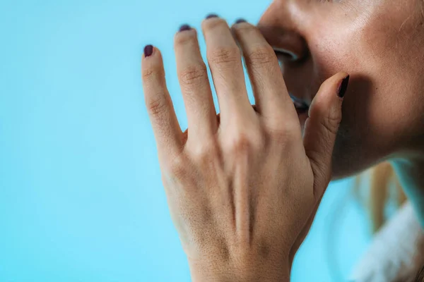 Woman Holding Hands Mouth Insider Trading Concept — Stock Photo, Image