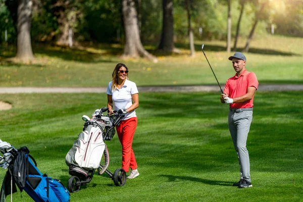 Fiatal Pár Golfozik Egy Gyönyörű Nyári Napon — Stock Fotó