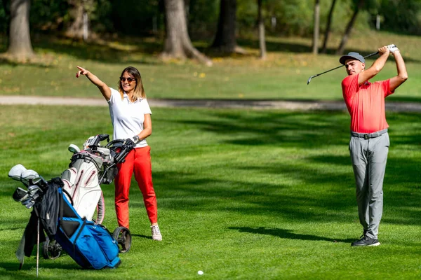 Mladý Pár Hraje Golf Krásný Letní Den — Stock fotografie