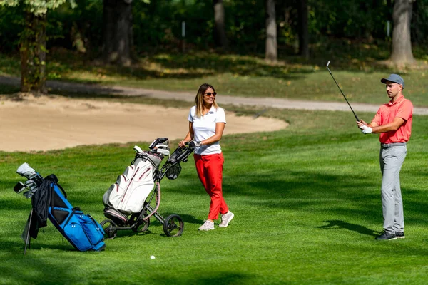 Mladý Pár Hraje Golf Krásný Letní Den — Stock fotografie