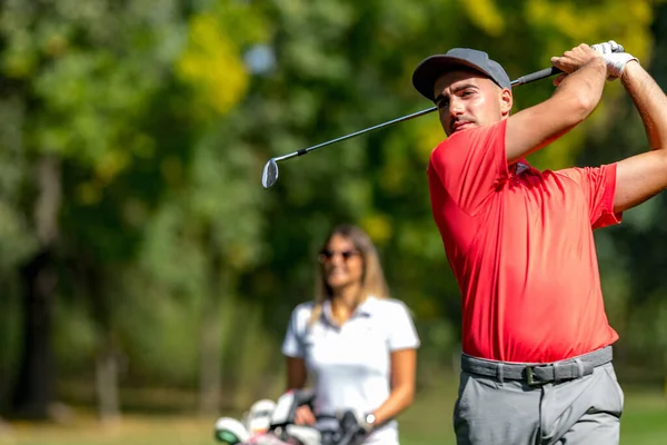 Golf Pár Egy Tee Box Élvezi Golf Egy Gyönyörű Napsütéses — Stock Fotó