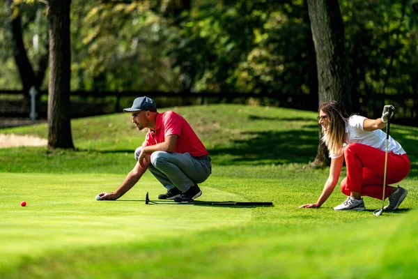 Young Couple Golf Course Reading Green — стоковое фото