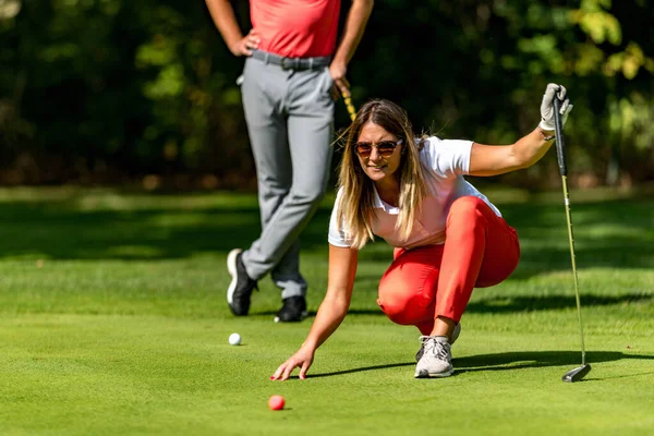 Pareja Jugando Golf Mujer Joven Leyendo Verde Preparándose Para Putt —  Fotos de Stock