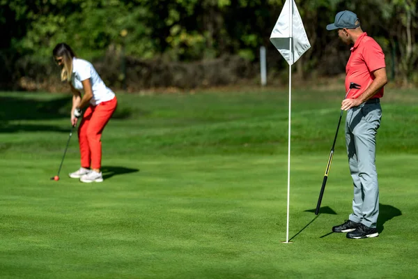 Woman Man Playing Golf Woman Putting — стоковое фото