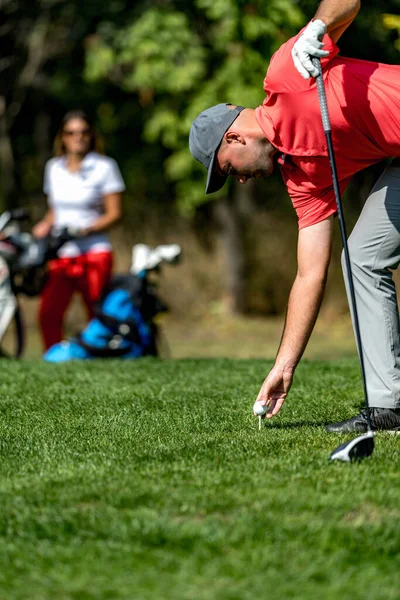 Pár Golfové Dovolené Krásné Slunečné Počasí — Stock fotografie