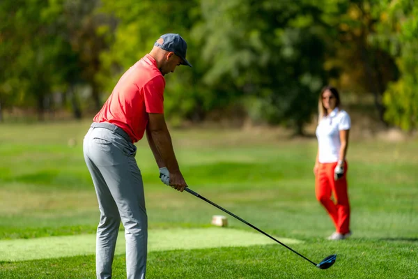 Genç bir çift golf tatiline çıktı.