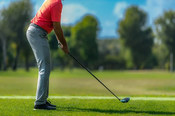 Golf sahasında tanınmayan bir golfçü, sallanmaya hazır.