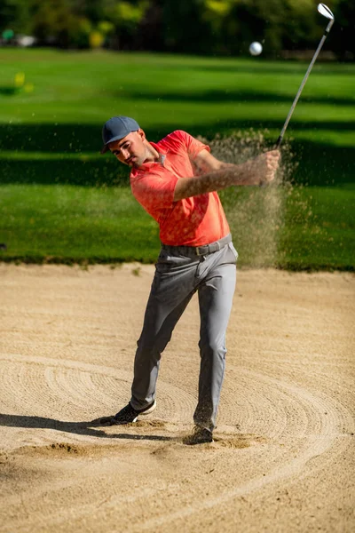 Golf Lövés Homokból Profi Golfozó Játszik Egy Homokbunker Golf Labda — Stock Fotó