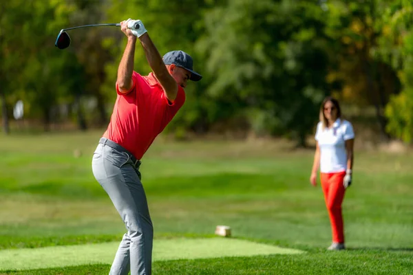 Young Couple Golfing Vacation Man Teeing — Fotografia de Stock