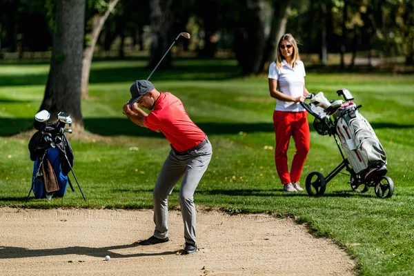 Golf Pár Férfi Játszik Egy Lövés Egy Homok Bunker Gyönyörű — Stock Fotó