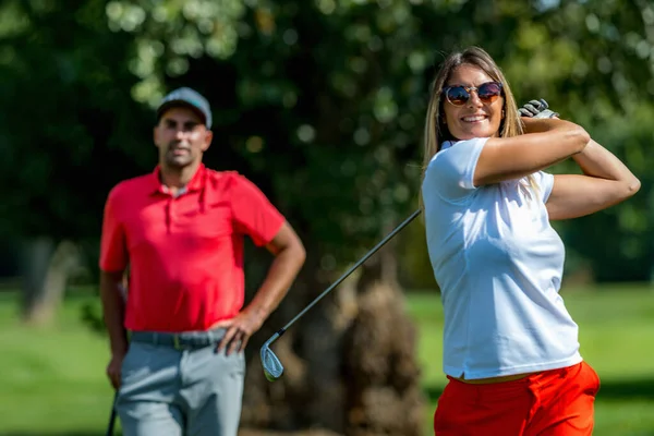 Dva Golfisté Ženy Muži Hrající Golf — Stock fotografie