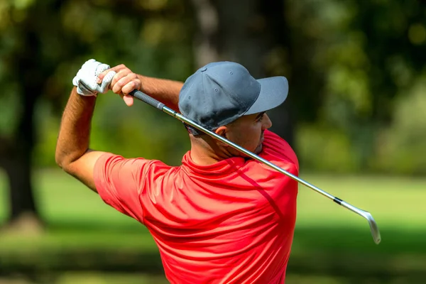 Pohled Zezadu Profesionální Golfista Dokončuje Golfový Švih — Stock fotografie