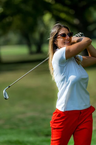 Golfe Feminino Balançando Com Vara Golfe — Fotografia de Stock