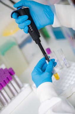 Biolab 'daki bir mikro pipeti kullanarak