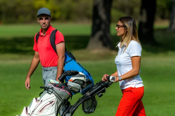 Golf Pár Élvezi Játékot Golfpályán — Stock Fotó