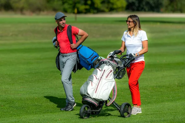 Golfování Přátelé Těší Golf Krásném Počasí — Stock fotografie