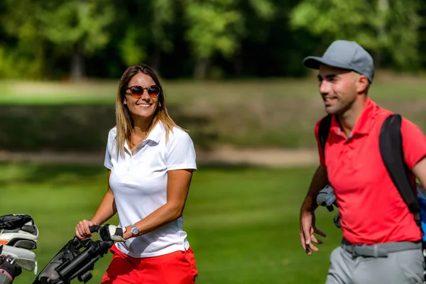 Golfing Couple Enjoying Game Golf Course — Fotografia de Stock