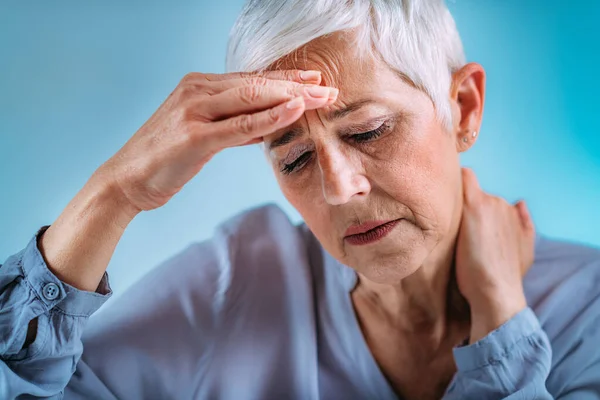 Seniorin Mit Starken Migräne Kopfschmerzen — Stockfoto
