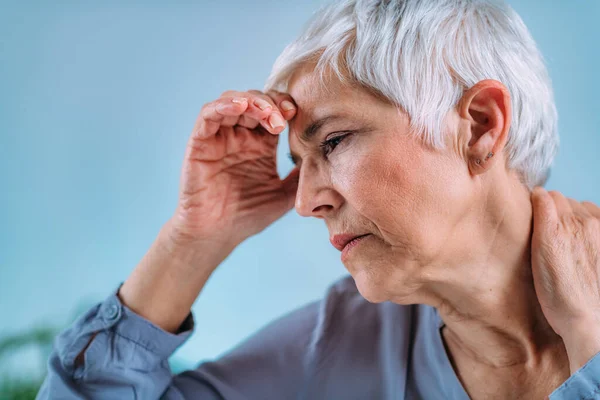 Seniorin Mit Kopfschmerzen — Stockfoto