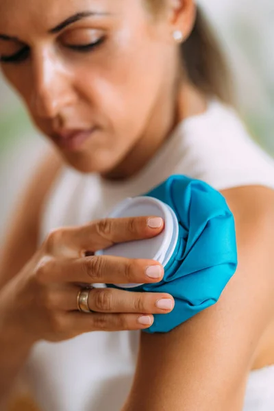 Frozen Shoulder Woman Holding Cold Compress Ice Bag Pack Her — стоковое фото