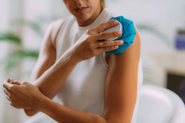 Frozen Shoulder Woman Holding Cold Compress Ice Bag Pack Her — Stockfoto
