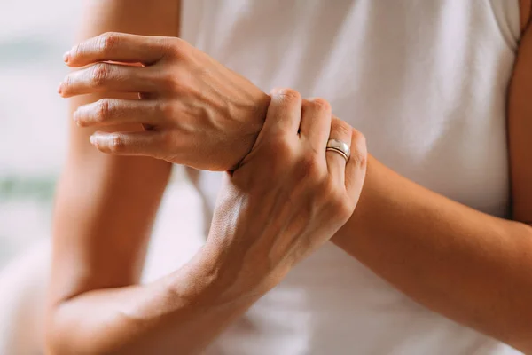 Frau Mit Schmerzen Handgelenk — Stockfoto