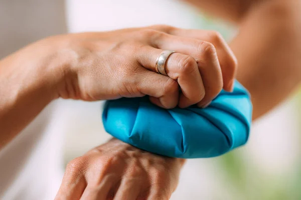 Tratamiento Del Dolor Muñeca Mujer Sosteniendo Bolsa Hielo Comprimir Una — Foto de Stock