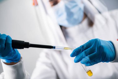 Biolab araştırmacısı. Potansiyel patojenik madde üzerinde çalışan tanınmayan bir araştırmacı.