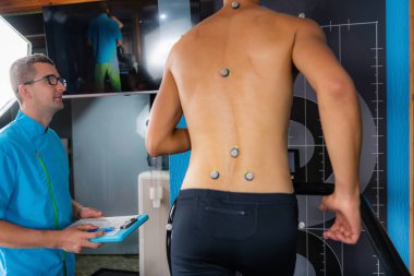Antropometrik test prosedürünü izleyen profesyonel spor koşucusu