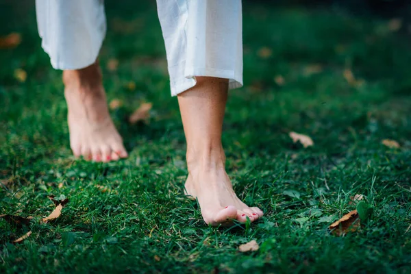 Yoga Woman Berjalan Tanpa Alas Kaki Fokus Pada Kaki — Stok Foto