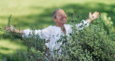 Doğada bolluk, Kadın Duygusallık Başarıldı, Açık Kollarla Hayattan Zevk Almak