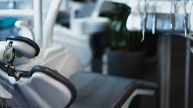 Dişçi ofisinde modern siyah dişçi koltuğu.