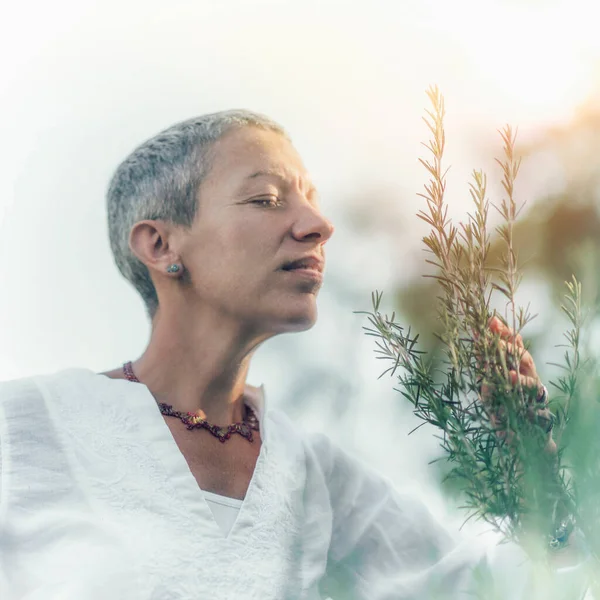 Mujer Consciente Sintiéndose Bien Disfrutando Del Aroma Las Flores Lavanda —  Fotos de Stock