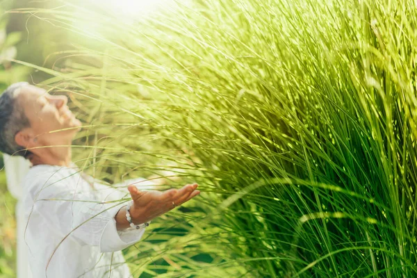 Abundância Natureza Mulher Sentindo Realizada Desfrutando Vida Com Braços Abertos — Fotografia de Stock