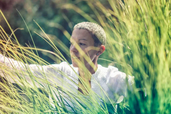 Fülle Frühling Frau Mit Offenen Armen Verbundenheit Mit Der Natur — Stockfoto