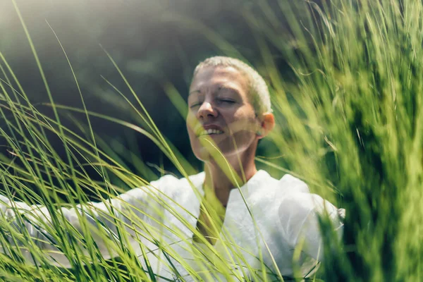 Bohatství Jaře Žena Otevřenou Náručí Spojeni Přírodou Užívání Života — Stock fotografie